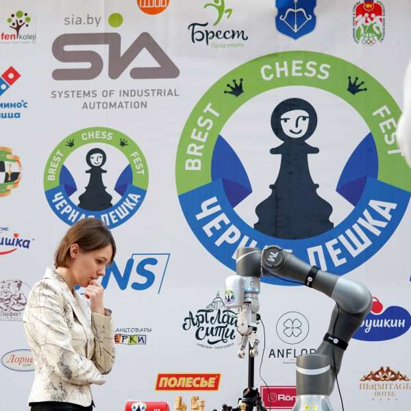 Коллаборативный шахматный робот SIA