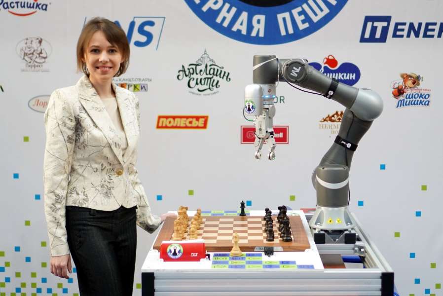 Коллаборативный шахматный робот SIA